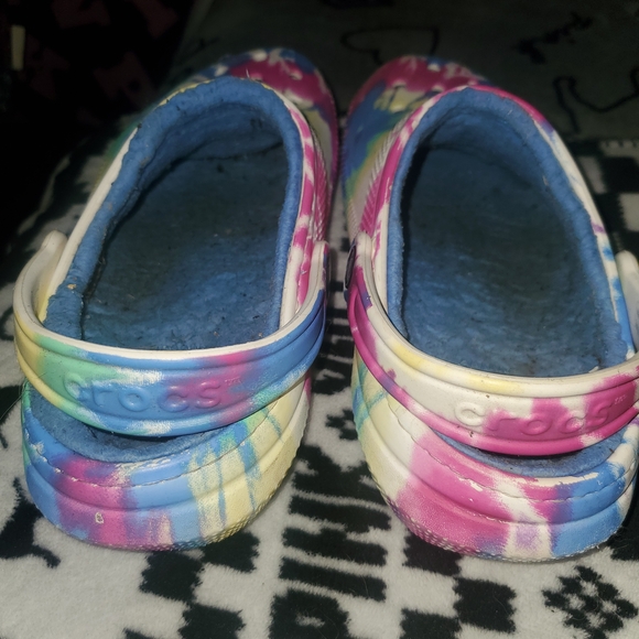 Tye Dyed Crocs With Fur Lining - Picture 2 of 7